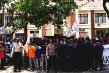 Ganjar Digugat, Serikat Buruh Inginkan Pembatalan Penetapan UMK 2022 - JPNN.com Jateng
