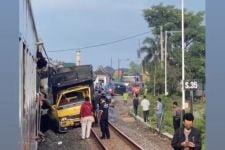 Kecelakaan Kereta Api di Lamongan, Truk Terseret, Nasib Sopir Belum Jelas - JPNN.com Jatim
