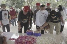 Hari Musik Nasional 2022, Pegiat Seni Surabaya Ziarah ke Makam WR Supratman - JPNN.com Jatim