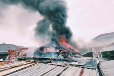 Konsleting Mobil, Atap Rumah Warga Surabaya Ludes Terbakar - JPNN.com Jatim