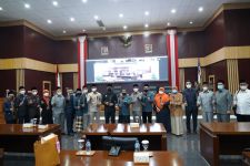 Pengesahan Perda Pondok Pesantren Kota Bogor Dihiasi Puluhan Tangkai Mawar Merah - JPNN.com Jabar