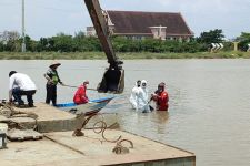 Penemuan Mayat Pria di Sungai Banjir Kanal Barat Semarang, Polisi Minta Keluarga Melapor - JPNN.com Jateng