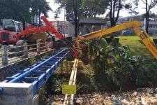 Antisipasi Banjir di Musim Penghujan, PUPR Kota Depok Bersihkan Aliran Kali Baru - JPNN.com Jabar