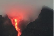 Siaga, Gunung Merapi Meluncurkan 60 Kali Guguran Lava ke Sungai Bebeng - JPNN.com Jogja
