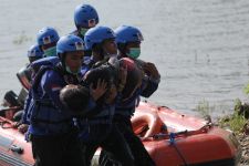 Pasukan Baret Rescue Menyelamatkan Korban Banjir di Lamongan, Lihat! - JPNN.com Jatim