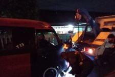 Akibat Kurang Konsentrasi, Angkot Trayek T15 Menabrak Pagar Rumah Warga - JPNN.com Jabar
