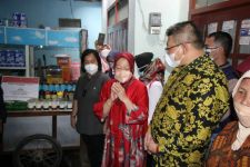 Momen Mensos Risma Datangi Keluarga Almarhum Sa'at Korban Banjir di Malang - JPNN.com Jatim