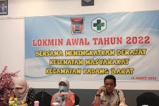 DKK Padang Beri Stiker Hijau bagi Depot Air Minum yang Aman - JPNN.com Sumbar
