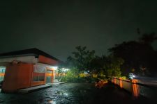 Akibat Cuaca Ekstrem, Motor Warga Ringsek Tertimpa Pohon Setinggi 15 Meter - JPNN.com Jabar