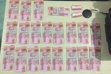 Tukang Galon Bawa Segepok Uang Jutaan di Terminal Osowilangun, Sudah 1 Bulan Lebih, Tak Disangka - JPNN.com Jatim