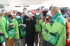 200 Jemaah Umrah Diberangkatkan, Gubernur Khofifah Bacakan Kalimat Talbiyah - JPNN.com Jatim