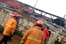 Akibat Korsleting Listrik, 1 Rumah Mewah dan 3 Kontrakan di Cipayung Hangus Terbakar - JPNN.com Jabar