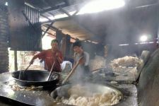 Omzet Jualan Terjun Bebas Akibat Minyak Goreng Curah Langka, Produsen Kerupuk Menjerit, Tolong! - JPNN.com Jatim