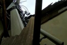 Dua Rumah Kontrakan di Depok Hancur, Akibat Tertimpa Tower BTS Telkomsel - JPNN.com Jabar