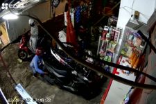 Pria Bersarung Berbuat Dosa dengan Temannya Saat Dini Hari, Aksinya Terekam CCTV - JPNN.com Jatim