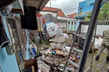 Rumah Sulastri Ambruk Diterpa Angin, Pak Armuji Sudah Bergerak - JPNN.com Jatim