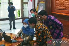 Momen Gubernur Khofifah Didatangi Pejabat Pajak Sampai Dilihati Waktu Lapor SPT - JPNN.com Jatim