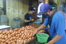Harga Telur di Pasaran Terus Melejit Pengusaha Warteg di Depok Menjerit - JPNN.com Jabar