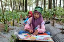 Serunya Anak-anak Pengugsian Lereng Gunung Semeru Belajar di Alam - JPNN.com Jatim