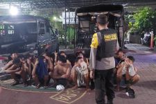 Polisi Datang, Belasan Remaja Kocar-Kacir Saat Perang Sarung, Apes Masuk Gang Buntu - JPNN.com Jatim