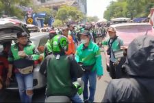 Massa Kesal, Demo Ojol di Surabaya Sweeping Driver Tak Solid - JPNN.com Jatim
