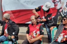Dukung Ganjar Pranowo Jadi Capres, Ibu Endang Nekat Gunduli Rambutnya - JPNN.com Jatim