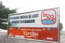 Keasyikan Bermain Air, Wisatawan Asal Jawa Timur Terseret Ombak Parangtritis - JPNN.com Jogja