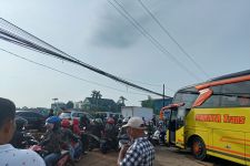 Akibat Jalan Licin, Sebuah Bus Terperosok di Lokasi Pembangunan Tol Cijago - JPNN.com Jabar