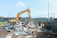 Antisipasi Penyerobotan Lahan, KAI Daop 8 Bongkar Bangunan Liar di Aloon-aloon Contong - JPNN.com Jatim