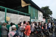 Demi 5 Liter Minyak Goreng Curah, Warga Bogor Rela Antre Berjam-jam di Agen Sembako Depok - JPNN.com Jabar