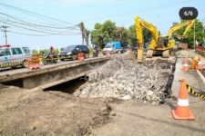 Perbaikan Jembatan Ngaglik Lamongan Dikebut, H-10 Lebaran Rampung - JPNN.com Jatim