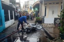 Hendak Isi Bensin Tanpa Mematikan Mesin, Motor Suzuki Satria FU Hangus Terbakar di Depok - JPNN.com Jabar