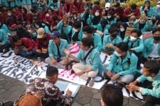 Ratusan Mahasiswa di Solo Gelar Demo, DPRD Menyambut Gembira - JPNN.com Jateng