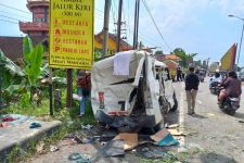 Mobil Daihatsu Grand Max Remuk Tertabrak Truk di Jalan Solo-Yogyakarta - JPNN.com Jateng