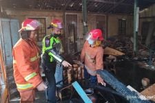 Api Berkobar di Gudang Kayu Antik Bantul, Beruntung Ada Bripda Ipin  - JPNN.com Jogja
