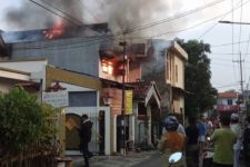 Anak Pemilik Rumah di Siwalankerto Mendadak Panik, Api Tiba-tiba Membesar, Tolong! - JPNN.com Jatim