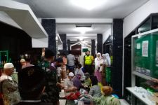 Seusai Salat Tarawih Ratusan Orang di Malang Disuntik Bergiliran, Oh Ternyata - JPNN.com Jatim