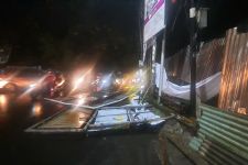 Gegara Cuaca Ekstrem, Satu Mobil Toyota Rush Tertimpa Baliho di Simpang Parung Bingung Depok - JPNN.com Jabar