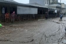 Kota Malang dan Batu Dilanda Banjir, Dinding Pagar Rumah dan Pos Penjagaan Jebol - JPNN.com Jatim