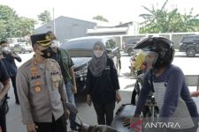 Polisi Pelototi Distribusi BBM Untuk Antisipasi Praktik Penimbunan di Karawang - JPNN.com Jabar