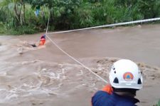 2 Pemancing di Blitar Terjebak Banjir di Sungai Lekso, Penyelamatan Berlangsung Dramatis - JPNN.com Jatim