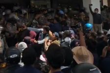 Demo 11 April di Bangkalan Ricuh, 5 Orang Dilaporkan Bocor Kepalanya - JPNN.com Jatim