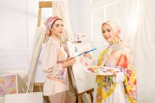‘Lukisan’ Hidup Adelia Pasha dalam Scarf The Painter Series - JPNN.com Jabar