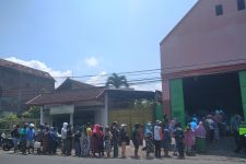 Minyak Goreng Curah di Malang Masih Langka, Lihat, Warga Rela Antre Berjam-jam - JPNN.com Jatim