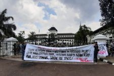 Bawa Tuntutan Untuk Presiden Jokowi, Aliansi Mahasiswa Jabar Menggugat Geruduk Gedung Sate - JPNN.com Jabar