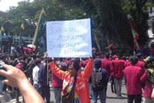 Pemandangan Menarik Saat Demo Mahasiswa di Malang, 'Ojo Ngesroh Nang Kotaku" - JPNN.com Jatim