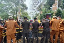 Berkunjung ke UI, Luhut Binsar Pandjaitan Disambut Massa Aksi - JPNN.com Jabar