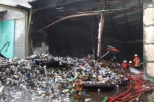 Kebakaran Hebat Gudang Margomulyo Surabaya: Pemadaman Sampai 12 Jam - JPNN.com Jatim