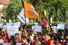 Demo di Semarang Berlangsung Kondusif, Massa Membubarkan Diri Seusai Berbuka - JPNN.com Jateng