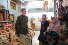 Sidak ke Pasar Mranggen, Ganjar Masih Temukan Permainan Harga Minyak Goreng - JPNN.com Jateng